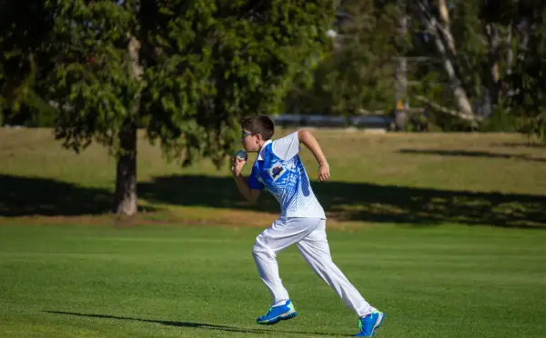 A young Elite fielder chasing the ball at a VECL match